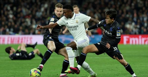 Real Sociedad ăn mừng bàn thắng thể hiện tinh thần đồng đội và thành tích cao tại giải đấu La Liga khắc nghiệt.