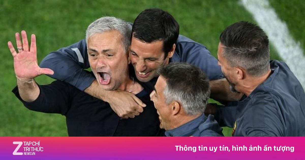 HLV Jose Mourinho và các cầu thủ AS Roma ăn mừng cuồng nhiệt chức vô địch UEFA Europa Conference League 2022 lịch sử tại Tirana