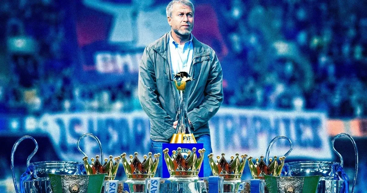 Roman Abramovich trong ngày tiếp quản Chelsea năm 2003, khởi đầu cho kỷ nguyên đầu tư và thành công vang dội