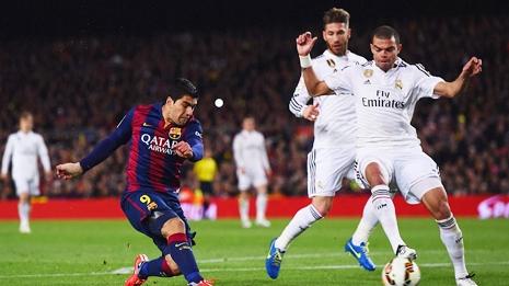 Sân vận động Santiago Bernabéu hùng vĩ về đêm, biểu tượng cho sự thành công và tham vọng thống trị đấu trường quốc tế của Real Madrid