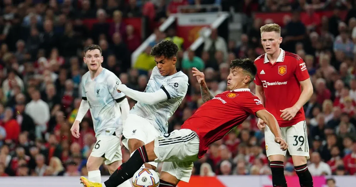Hình ảnh so tài giữa ngôi sao Mohamed Salah của Liverpool và Bruno Fernandes của Man Utd trong trận derby