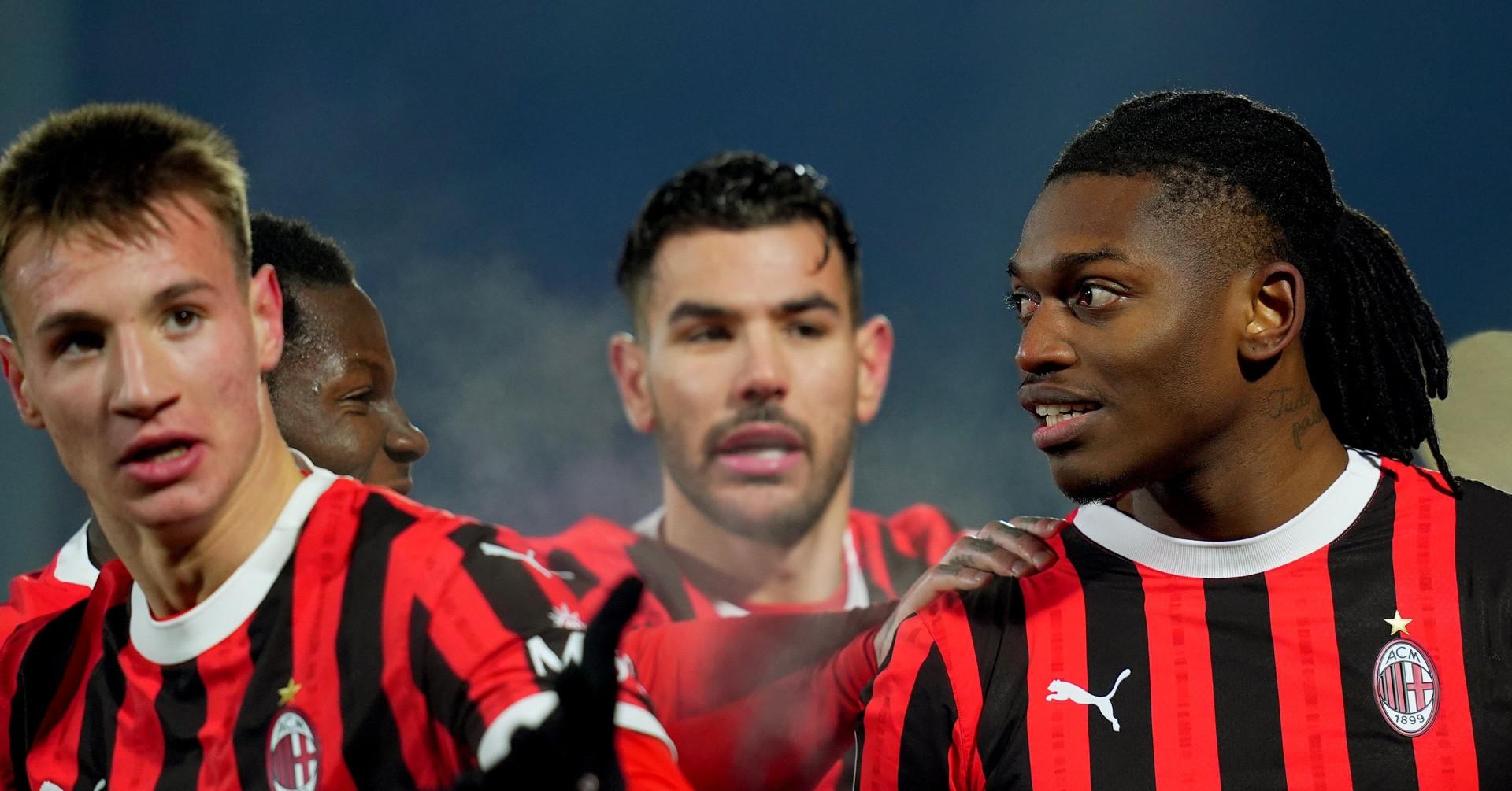 Rafael Leão ăn mừng bàn thắng cho AC Milan, biểu tượng cho sức trẻ và thành công trong chuyển nhượng của Rossoneri tại Serie A.