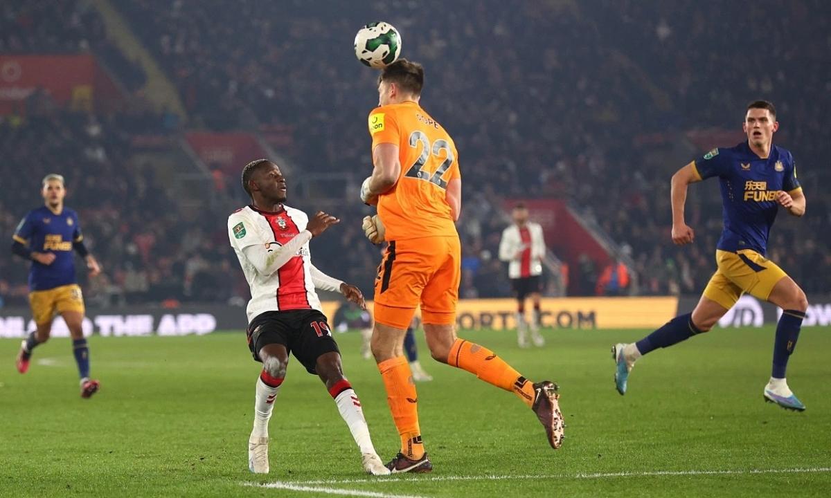Tiền vệ cánh trẻ Samuel Edozie của Southampton thể hiện kỹ thuật đi bóng trong một trận đấu tại Championship, minh chứng cho sự phát triển tài năng trẻ của CLB.