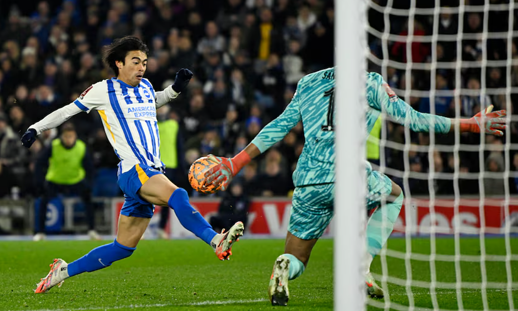 Tariq Lamptey thực hiện đường tạt bóng kỹ thuật từ cánh phải trong màu áo Brighton