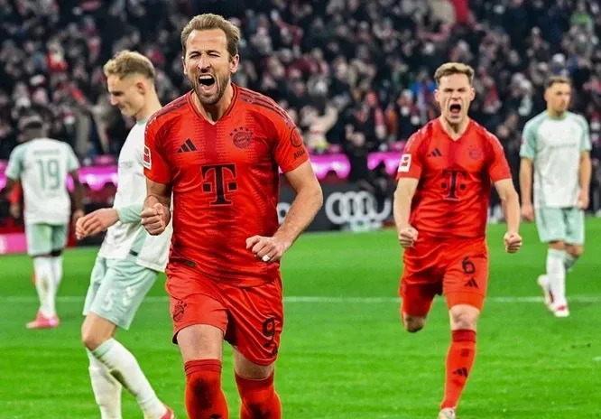 Toàn đội Borussia Dortmund ăn mừng cuồng nhiệt sau khi giành chiến thắng trong một trận đấu quyết định tại Bundesliga, thể hiện tinh thần đồng đội.