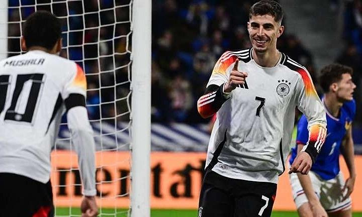 Khoảnh khắc thi đấu trong trận giao hữu trước mùa giải mới của PSG hoặc Lyon, kiểm tra đội hình và chiến thuật.