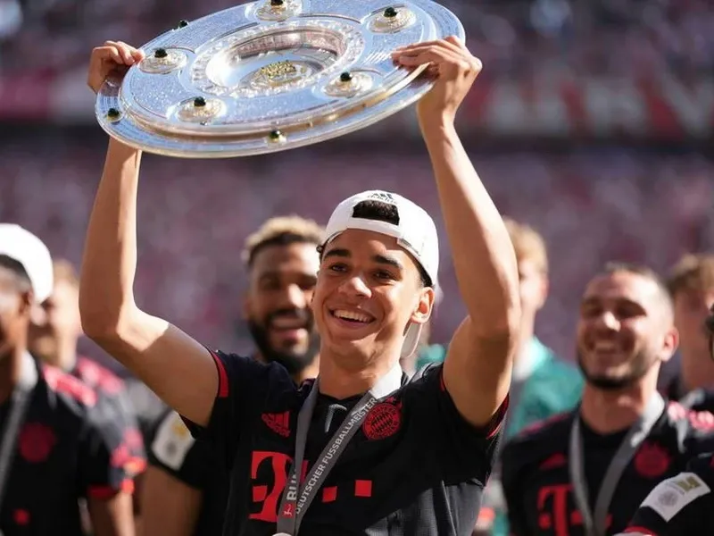 Khoảnh khắc ăn mừng chiến thắng ấn tượng của Borussia Dortmund tại Bundesliga sau trận đấu kịch tính