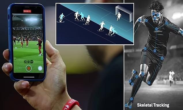 Trọng tài chính Premier League đang xem lại tình huống gây tranh cãi trên màn hình VAR đặt bên ngoài đường biên