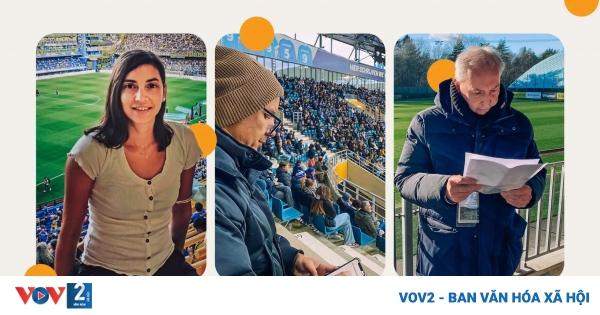Tuyển trạch viên câu lạc bộ Ligue 1 đang quan sát một trận đấu trẻ để tìm kiếm tài năng phù hợp với lối chơi