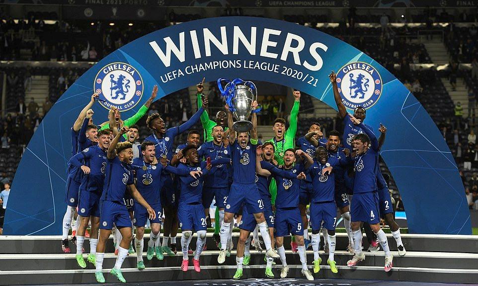 Khoảnh khắc lịch sử các cầu thủ Villarreal nâng cao chiếc cúp vô địch UEFA Europa League 2021 sau chiến thắng kịch tính trước Manchester United tại Gdansk.