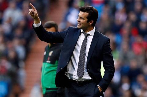 Zinedine Zidane trong vai trò huấn luyện viên đội trẻ Real Madrid Castilla, đặt nền móng cho sự nghiệp cầm quân thành công sau này.