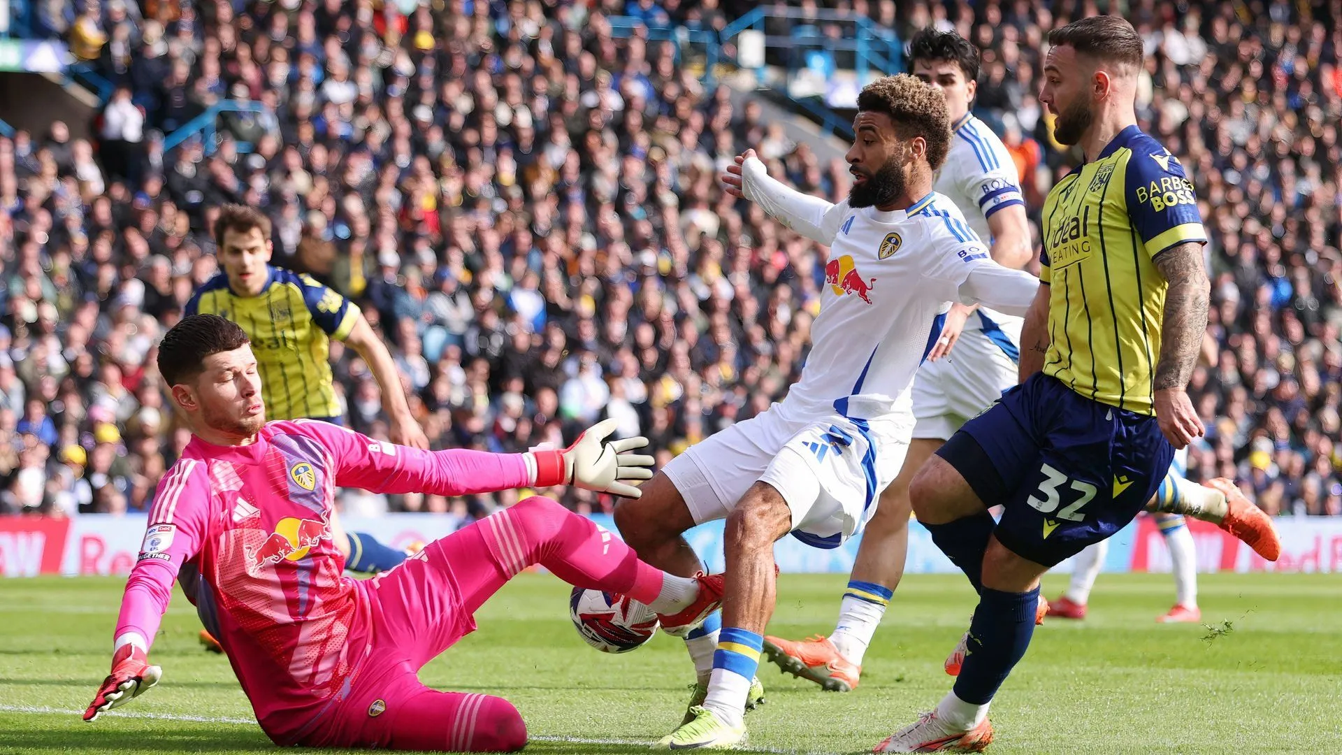 Adam Armstrong trong màu áo West Brom trong trận đấu với Leeds United tại Championship