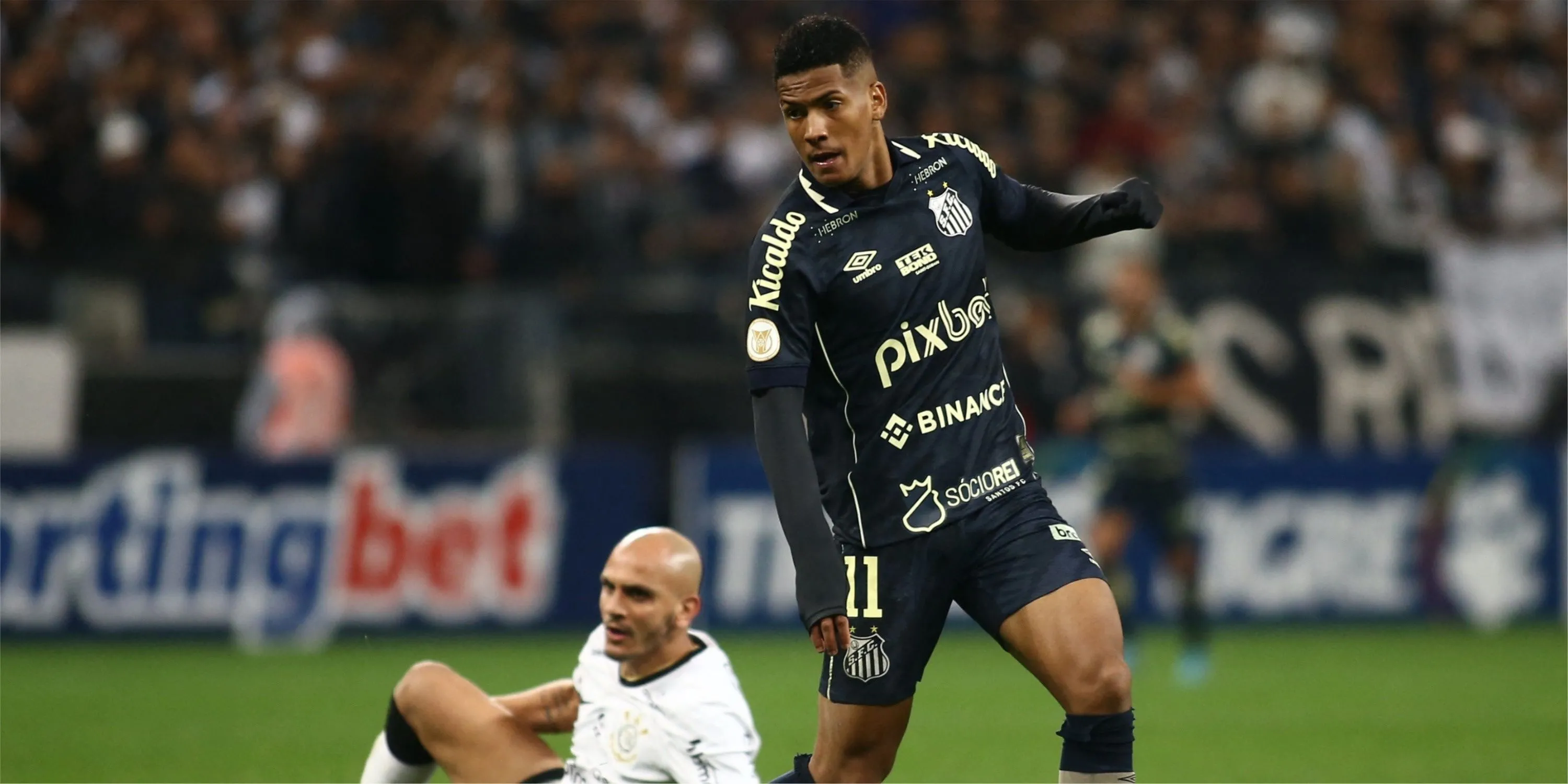 Angelo Gabriel tai nang tre nguoi Brazil cua Santos truoc khi gia nhap Chelsea