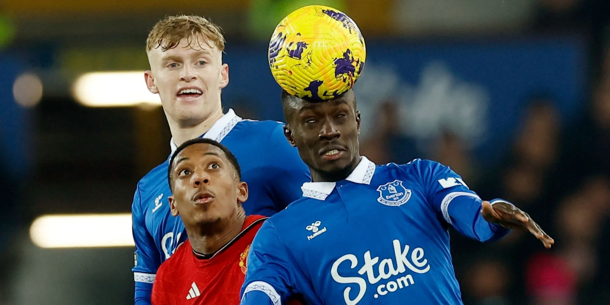 Anthony Martial của Manchester United đối đầu Jarrad Branthwaite và Idrissa Gueye của Everton