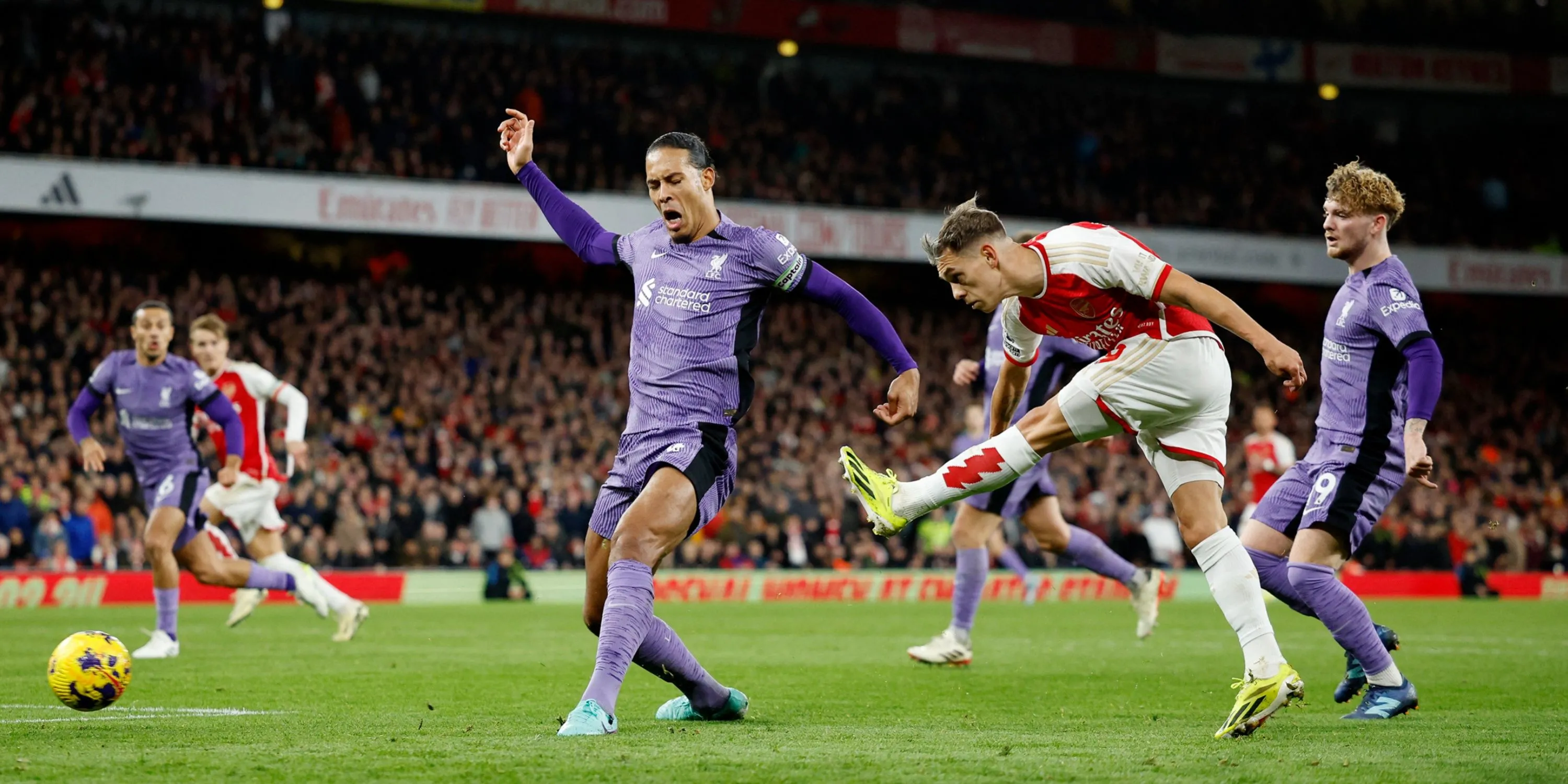 Cầu thủ Arsenal và Liverpool tranh tài trên sân cỏ