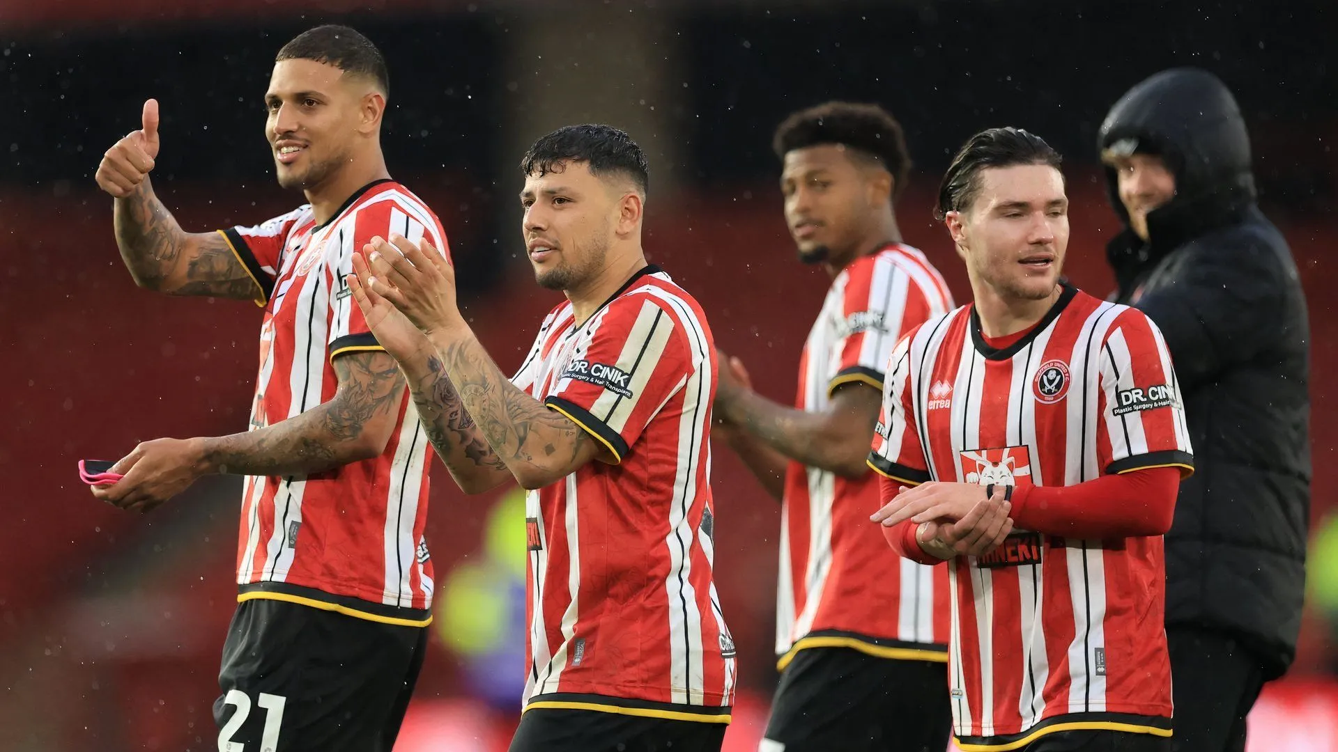 Cầu thủ Sheffield United vỗ tay tri ân người hâm mộ sau trận đấu ở giải Championship