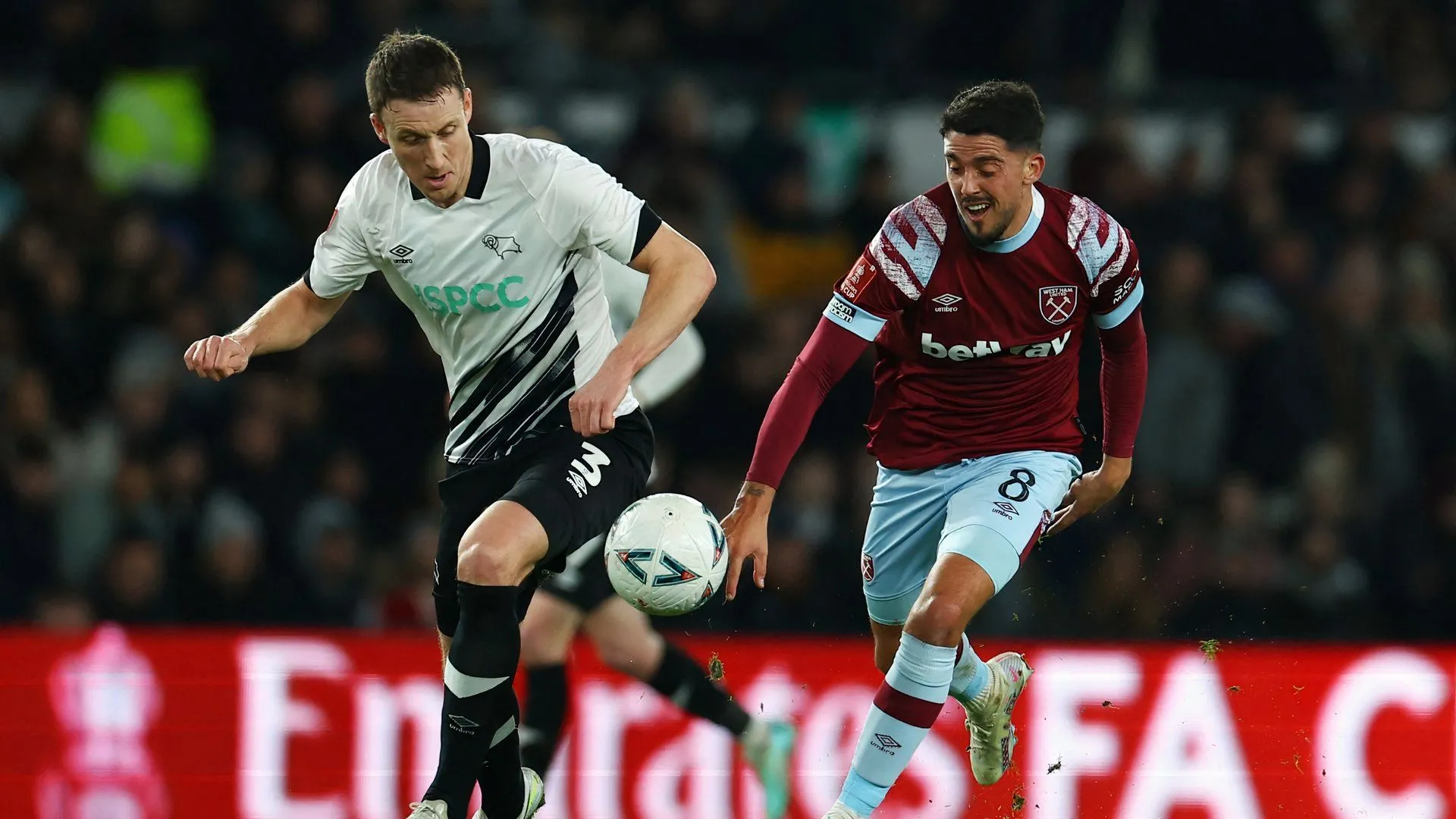 Craig Forsyth thi đấu đầy kinh nghiệm cho Derby County tại giải Hạng Nhất Anh.