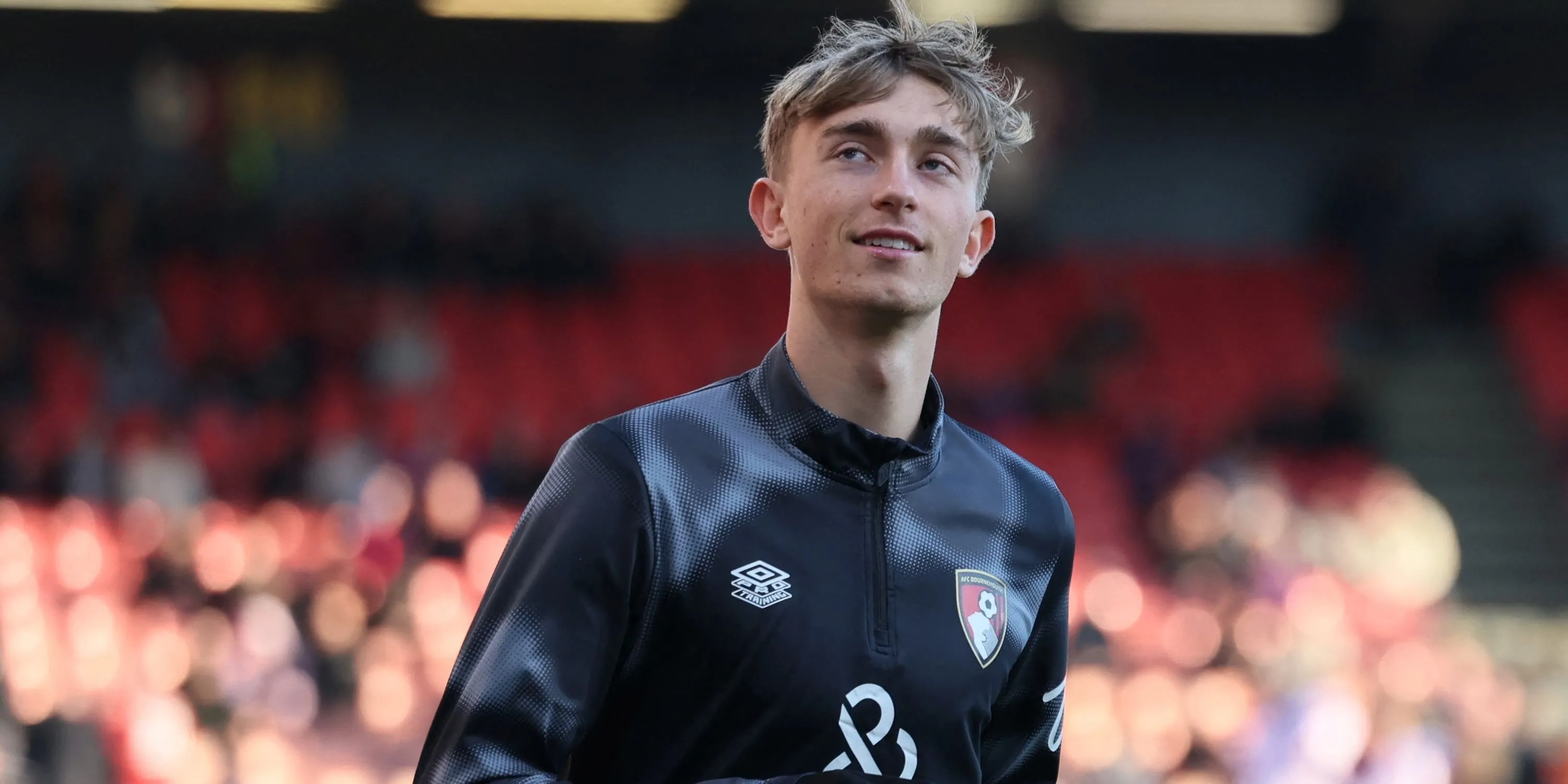 Dean Huijsen của AFC Bournemouth khởi động trước trận đấu tại Ngoại hạng Anh