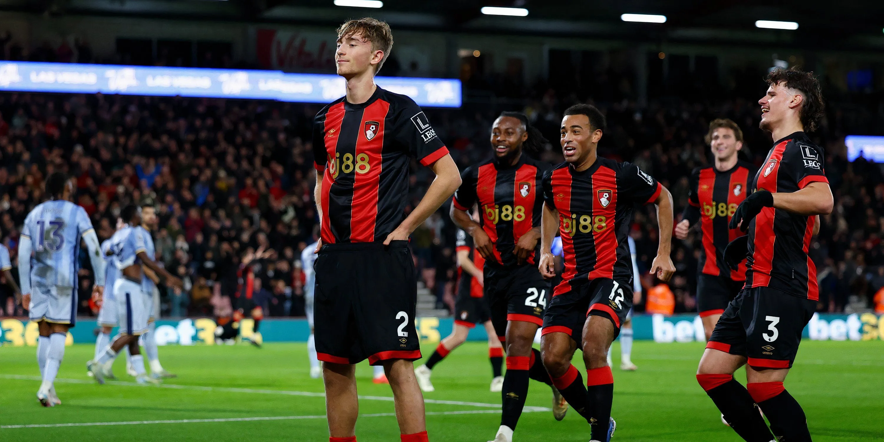 Dean Huijsen, mục tiêu chuyển nhượng của Arsenal, trong màu áo Bournemouth.