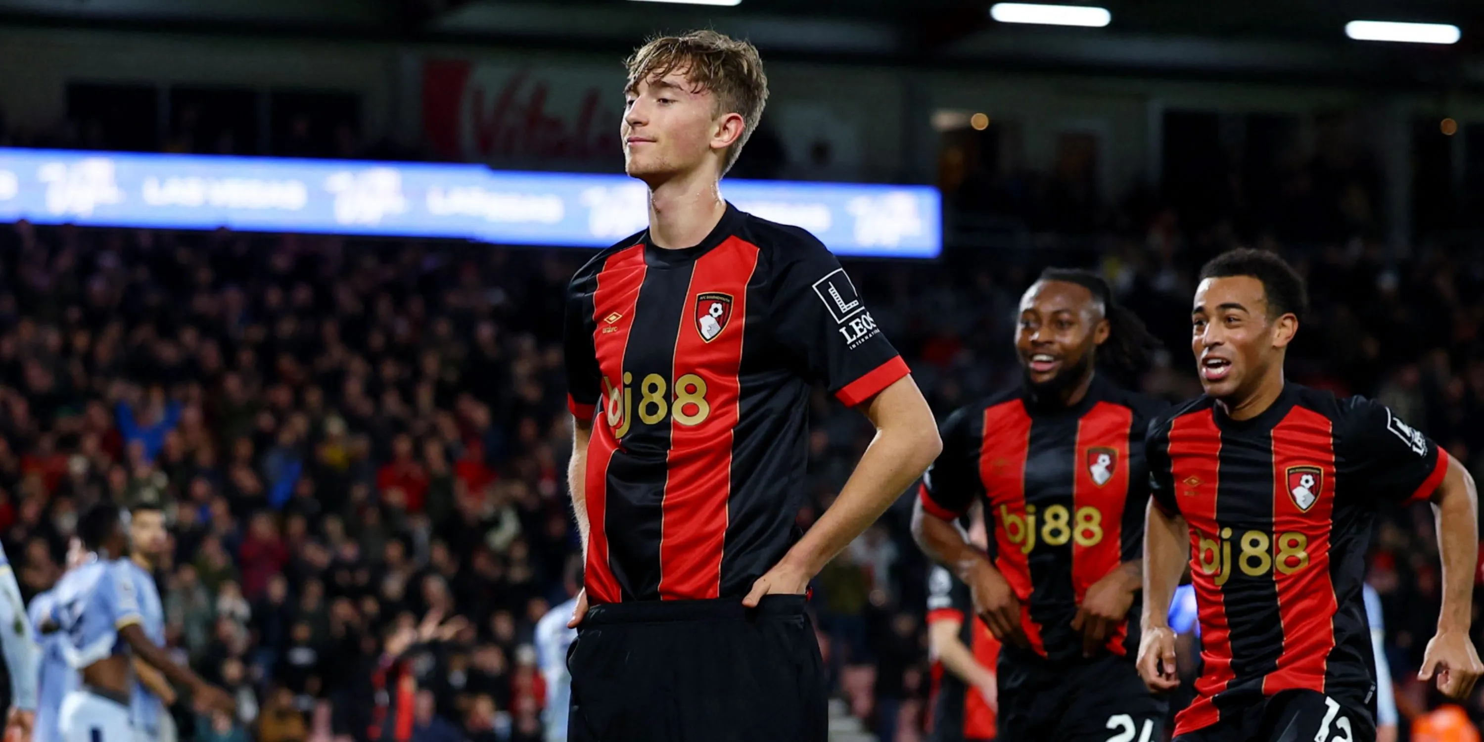 Dean Huijsen trong một pha tranh chấp bóng quyết liệt cho Bournemouth