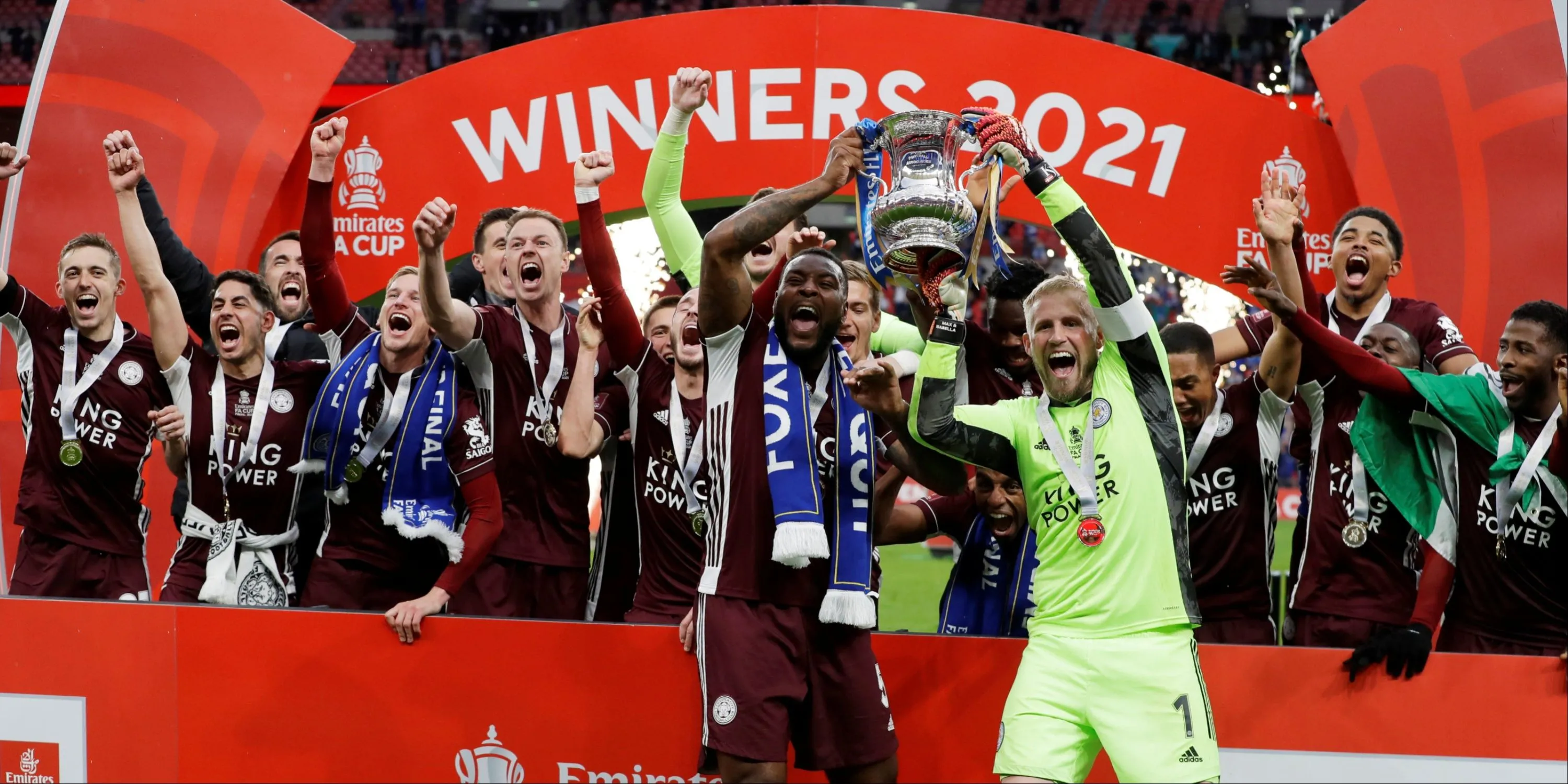 Đội trưởng Leicester City nâng cao chiếc cúp FA