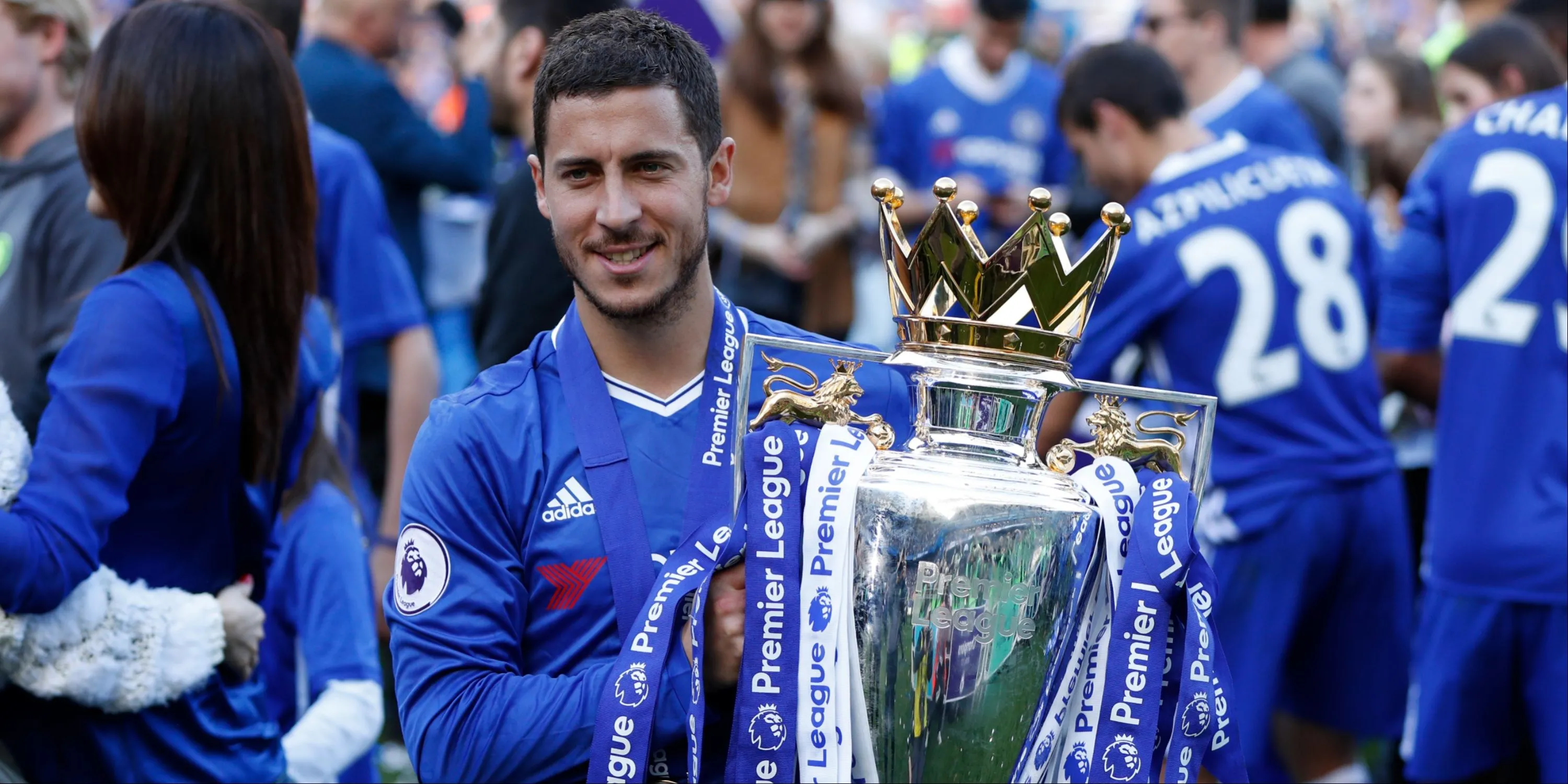Eden Hazard ăn mừng cùng chiếc cúp Ngoại hạng Anh trong màu áo Chelsea