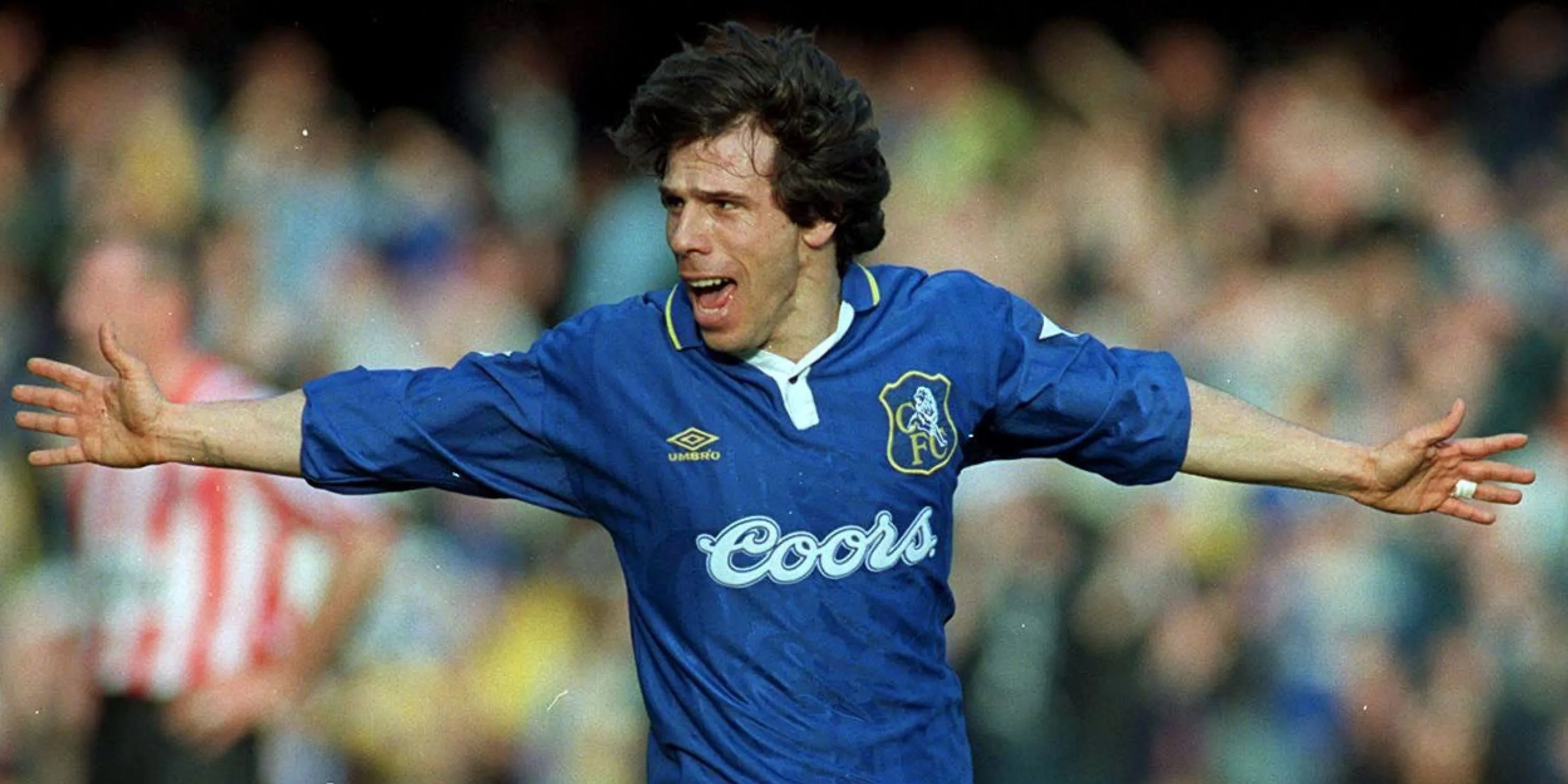 Gianfranco Zola ăn mừng bàn thắng với nụ cười rạng rỡ trong màu áo Chelsea