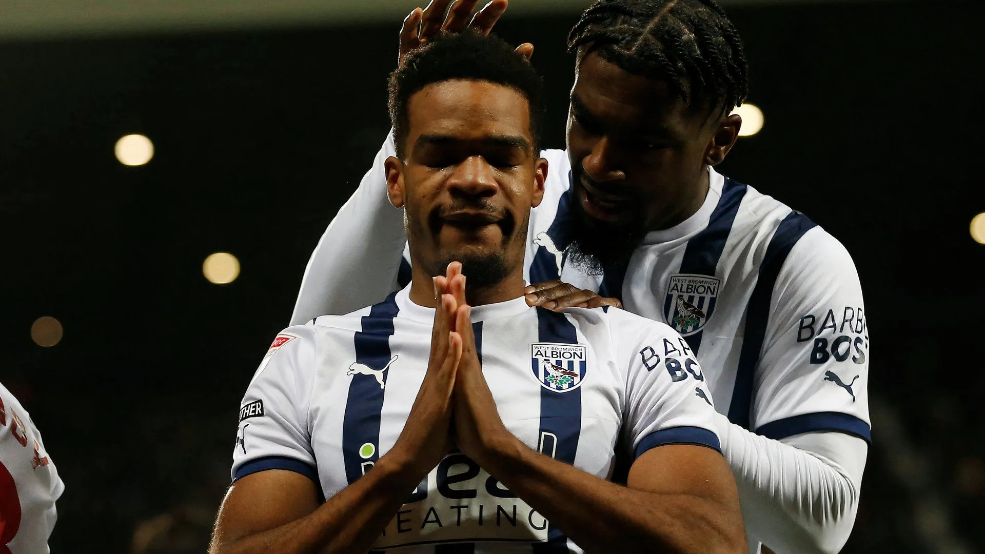 Grady Diangana trong màu áo West Brom thi đấu trên sân