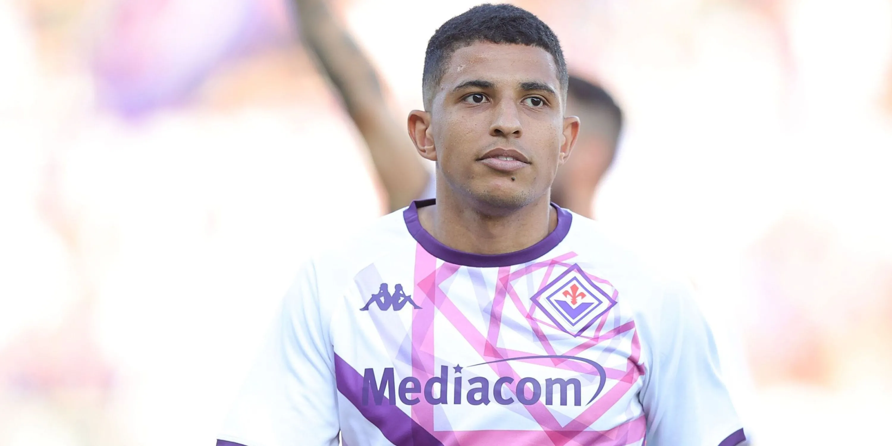 Hậu vệ Dodo của Fiorentina trong một trận đấu tại Serie A