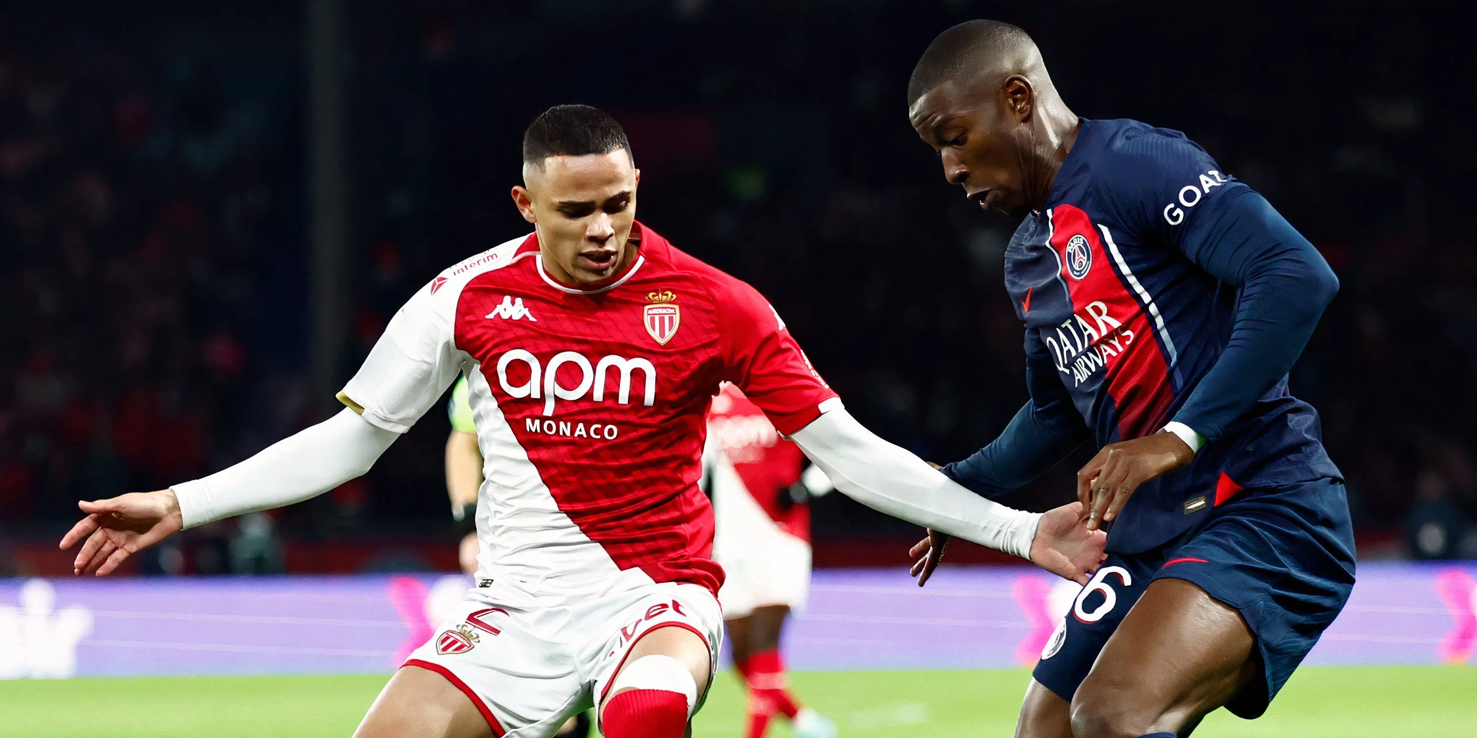 Hậu vệ phải Vanderson của AS Monaco gây áp lực lên đối thủ PSG