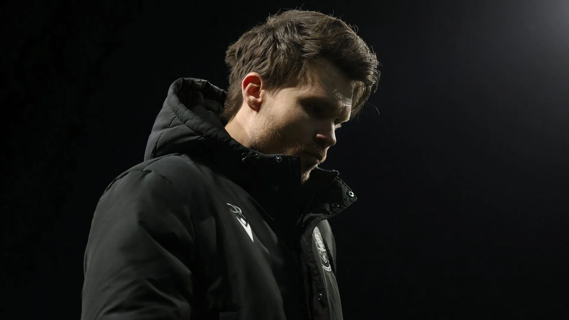 HLV Danny Rohl trầm ngâm trên băng ghế chỉ đạo Sheffield Wednesday
