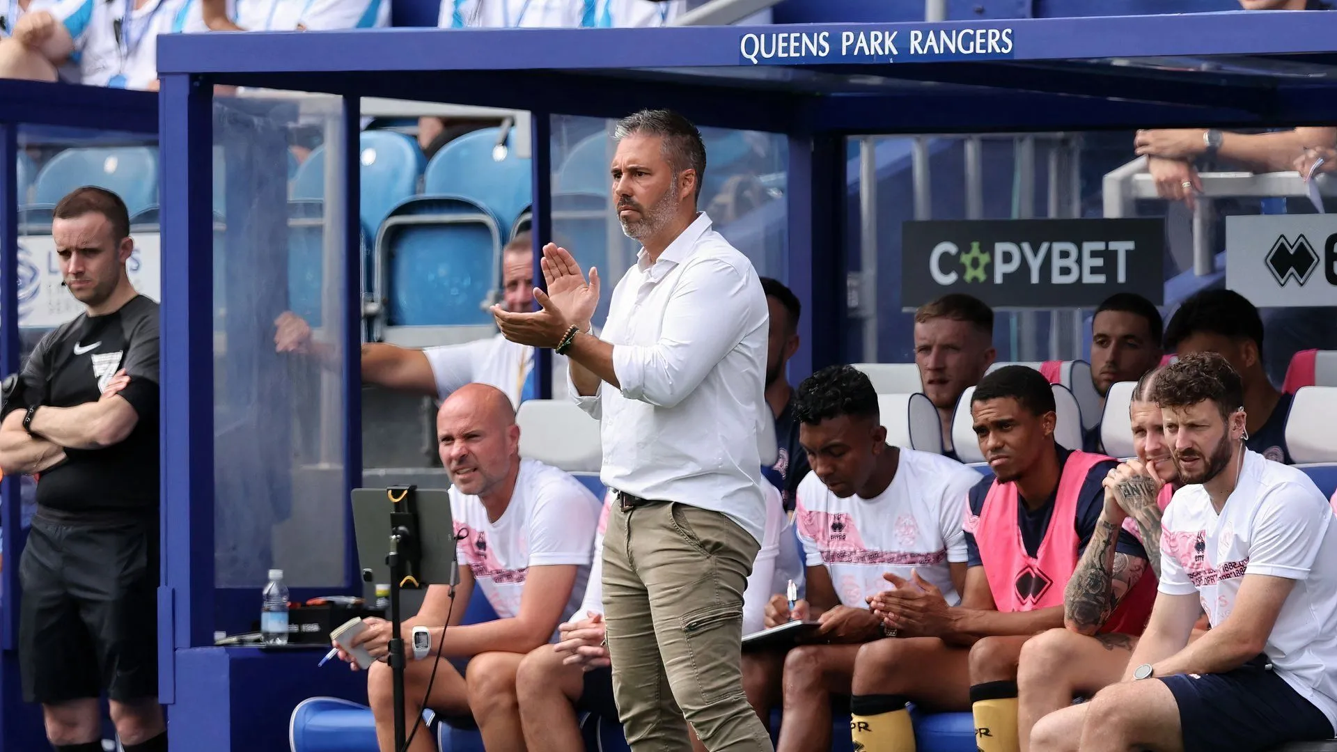 HLV Marti Cifuentes tại sân Loftus Road của QPR trước khi rời CLB