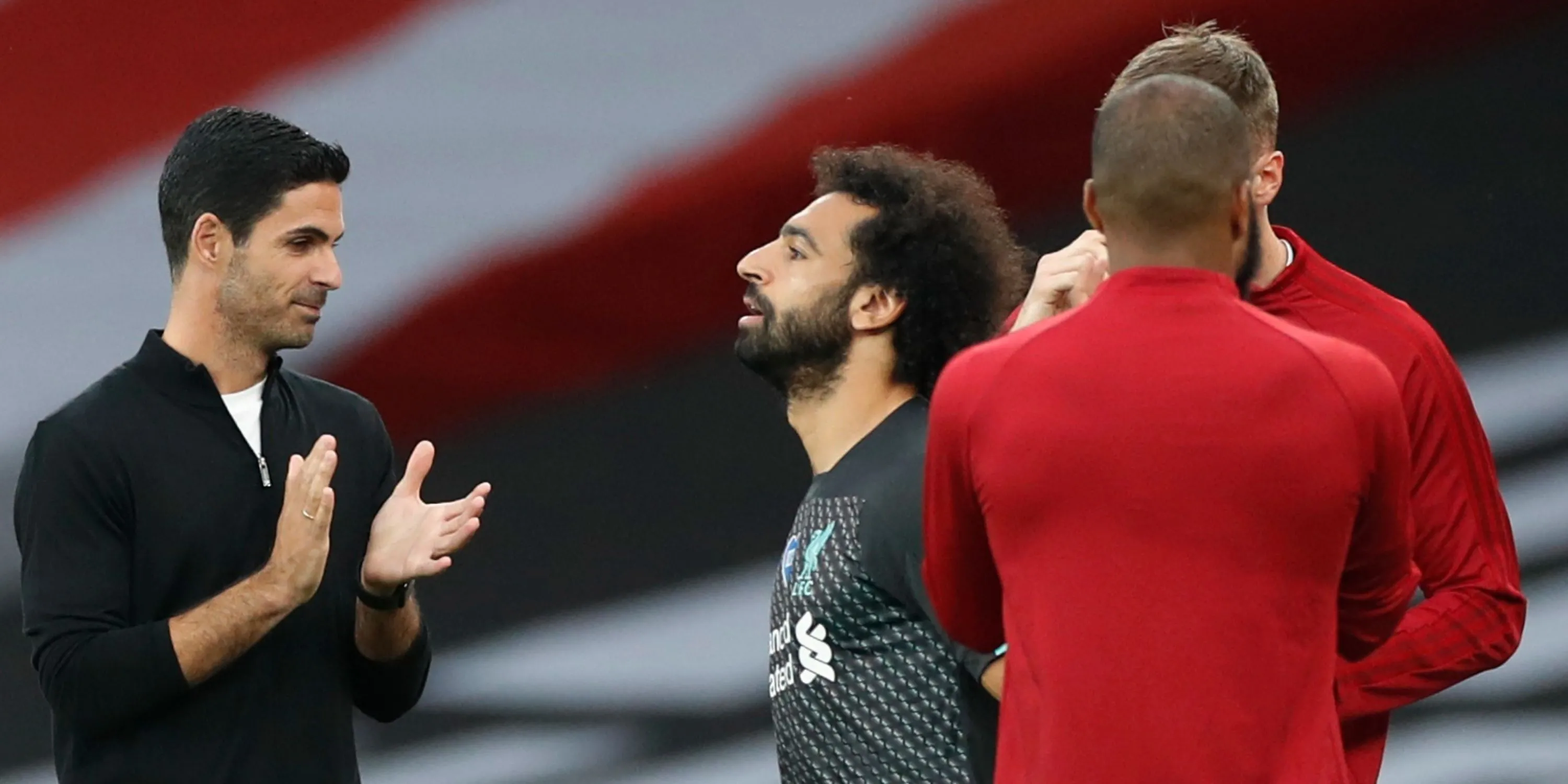 HLV Mikel Arteta của Arsenal và Mohamed Salah của Liverpool trước nghi thức vinh danh tại Ngoại hạng Anh