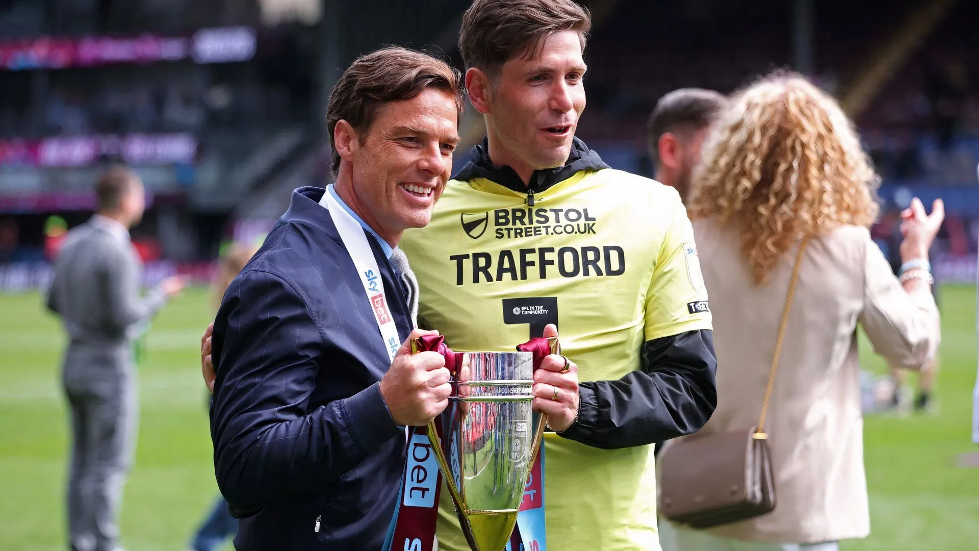 HLV Scott Parker của Burnley chỉ đạo trong một trận đấu tại Championship