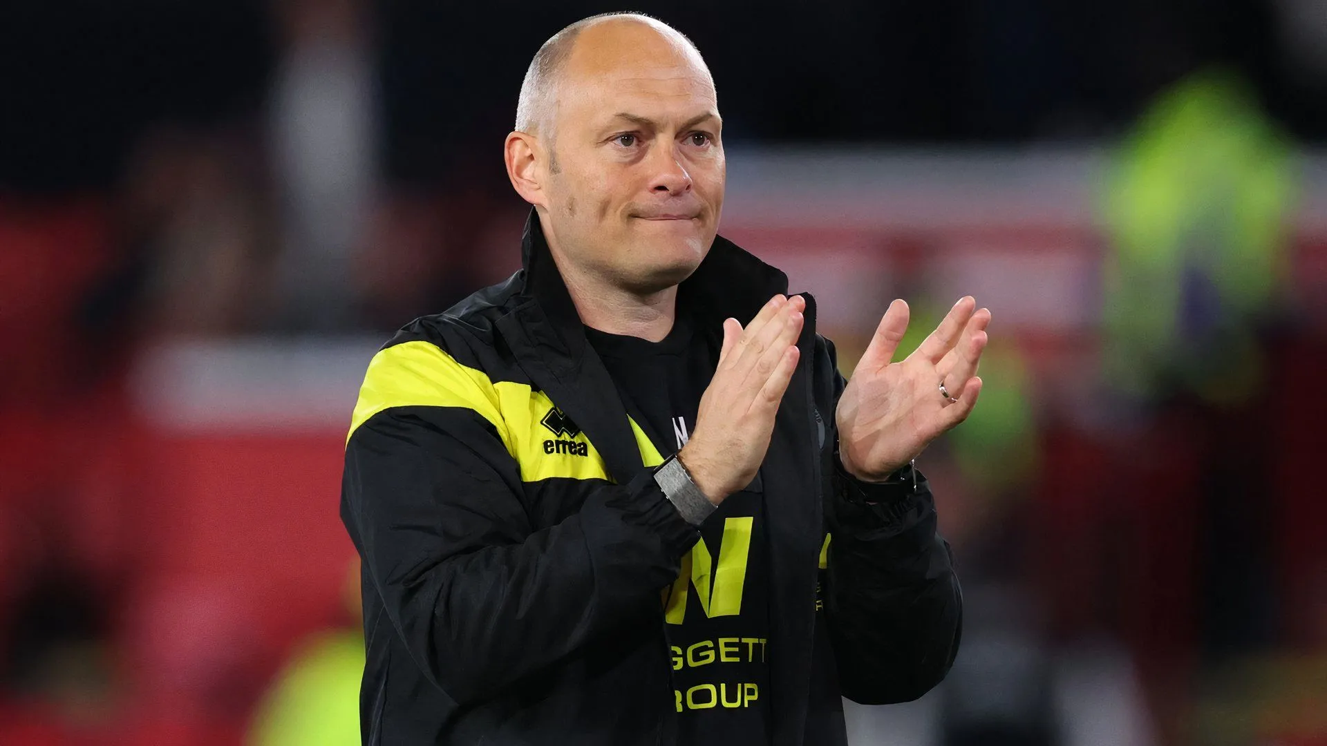 Huấn luyện viên Alex Neil của Millwall chỉ đạo trong một trận đấu tại Championship