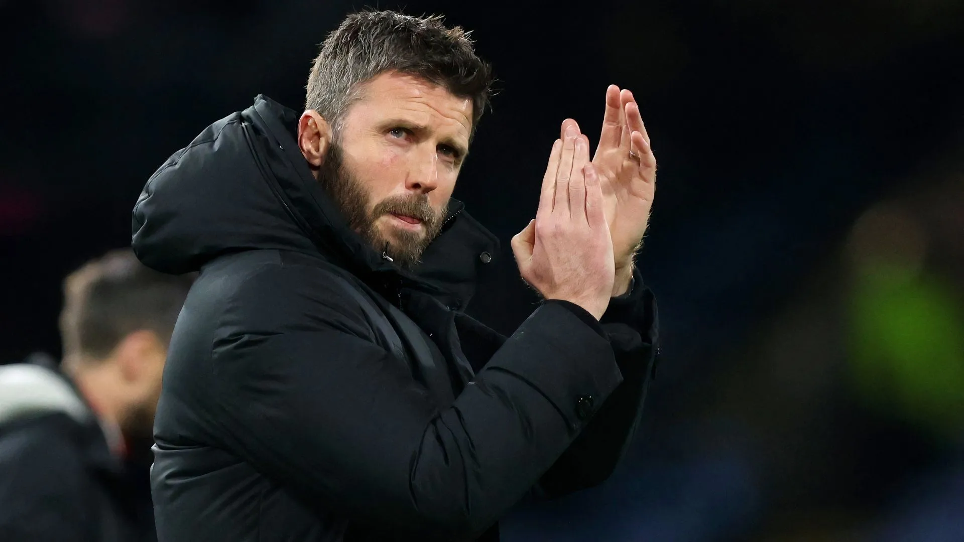 Huấn luyện viên Michael Carrick chỉ đạo các cầu thủ Middlesbrough trong một trận đấu