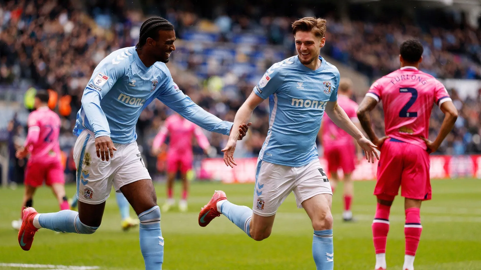 Jack Rudoni ăn mừng bàn thắng quan trọng cho Coventry City trong trận đấu với West Brom
