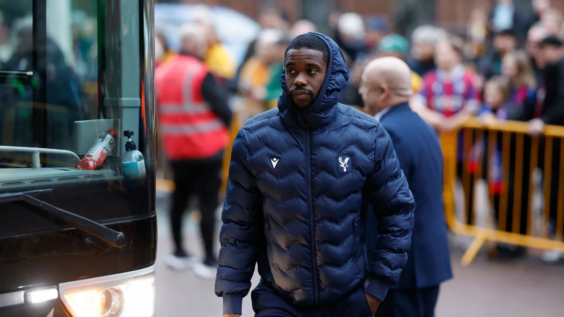 Jeffrey Schlupp trong màu áo Crystal Palace cầm bóng