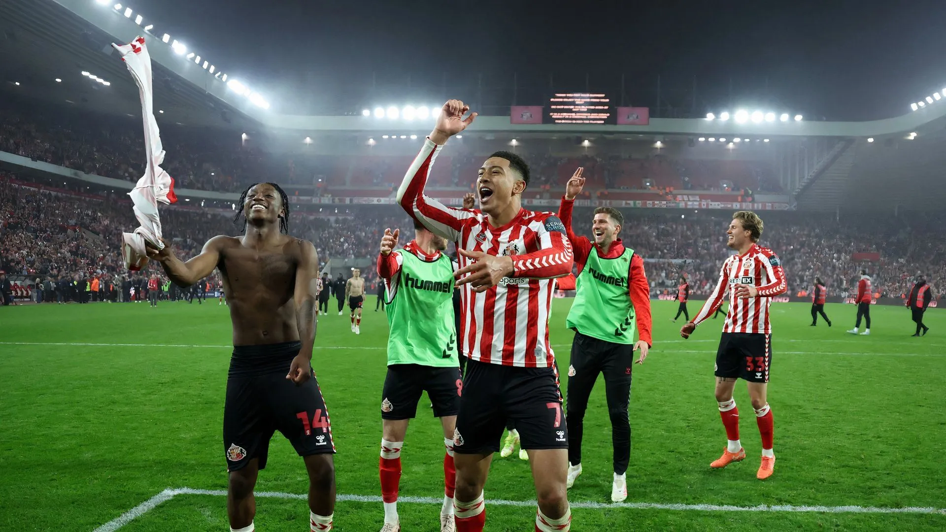 Jobe Bellingham ăn mừng chiến thắng của Sunderland trước Coventry City tại bán kết play-off Championship