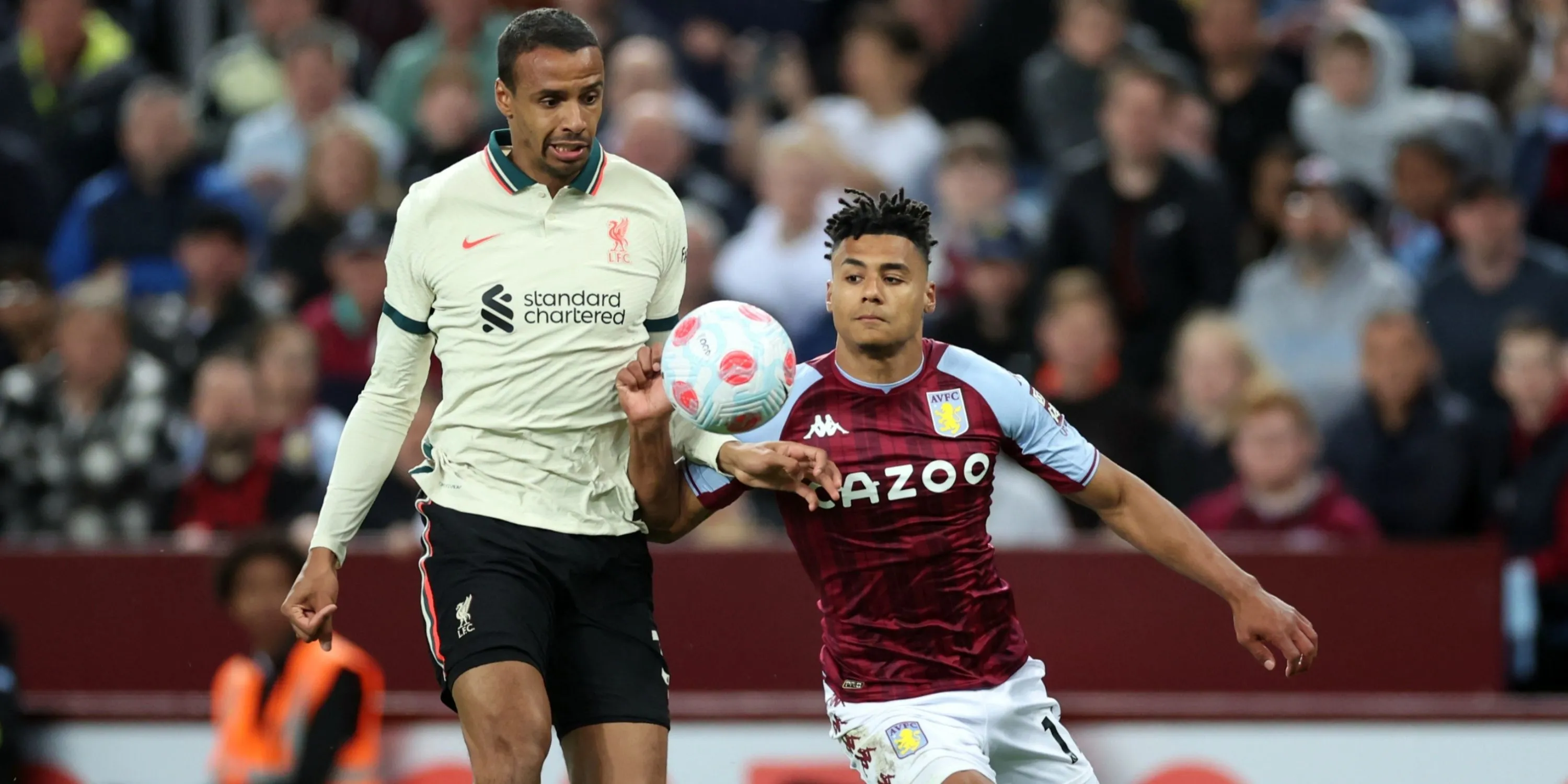 Joël Matip của Liverpool tranh bóng với Ollie Watkins của Aston Villa