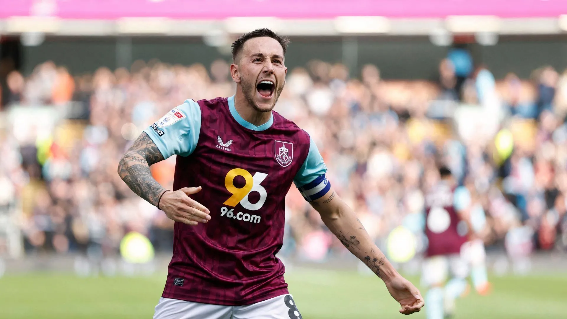 Josh Brownhill ăn mừng bàn thắng cho Burnley mùa giải 2024-2025