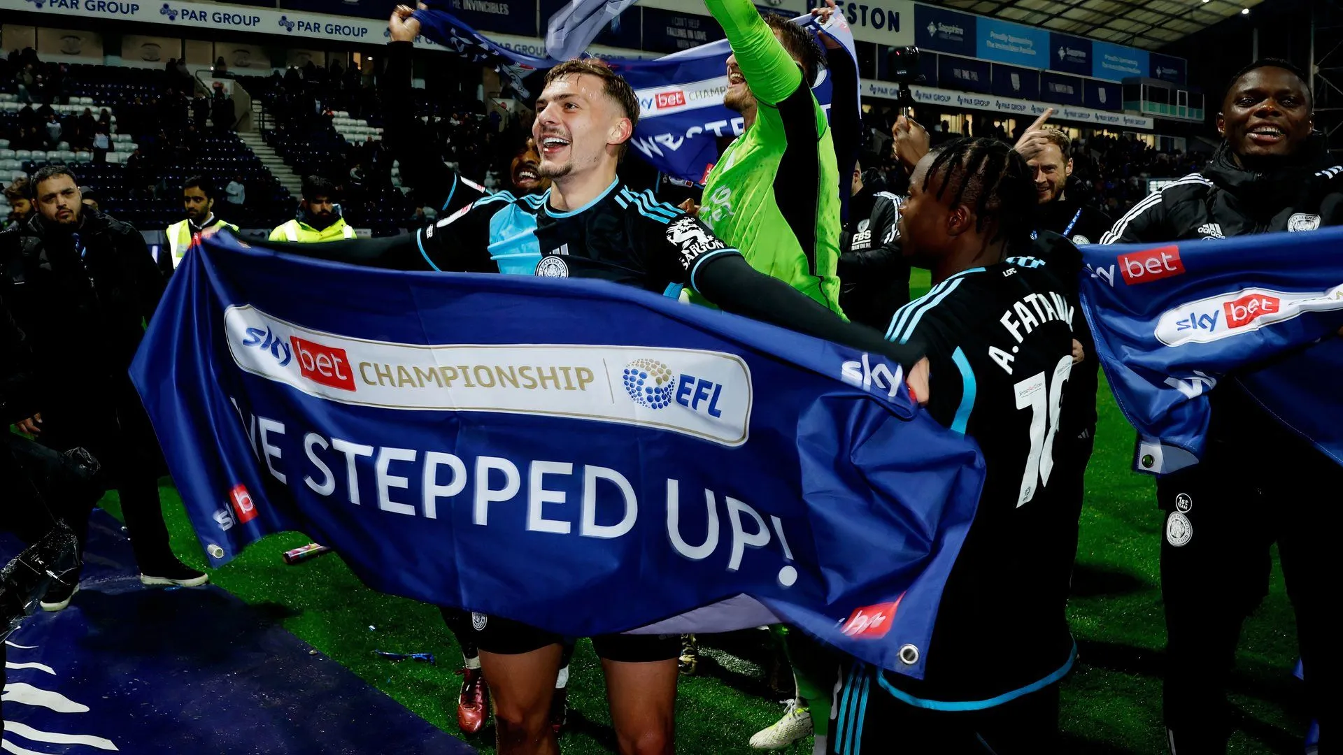 Kiernan Dewsbury-Hall ăn mừng cùng Leicester City sau khi thăng hạng Ngoại hạng Anh