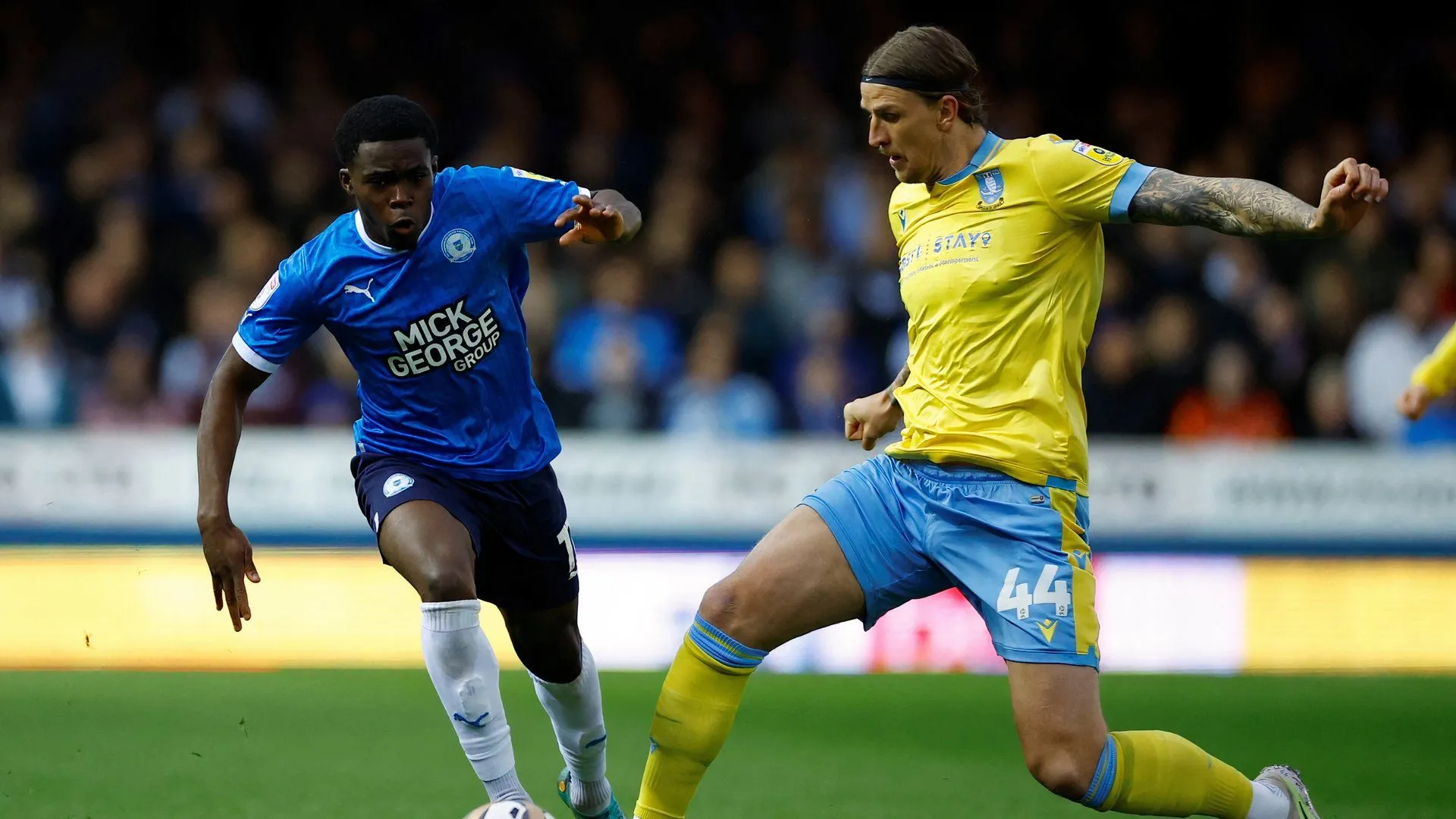 Kwame Poku đi bóng trong màu áo Peterborough United