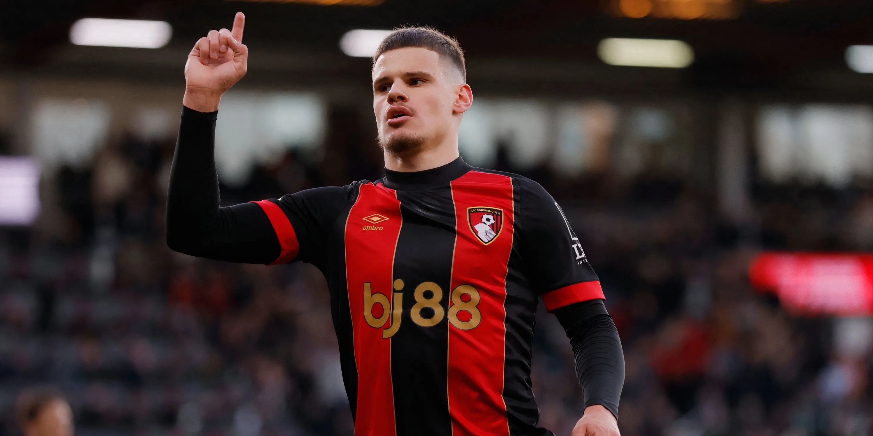 Milos Kerkez thi đấu trong màu áo Bournemouth