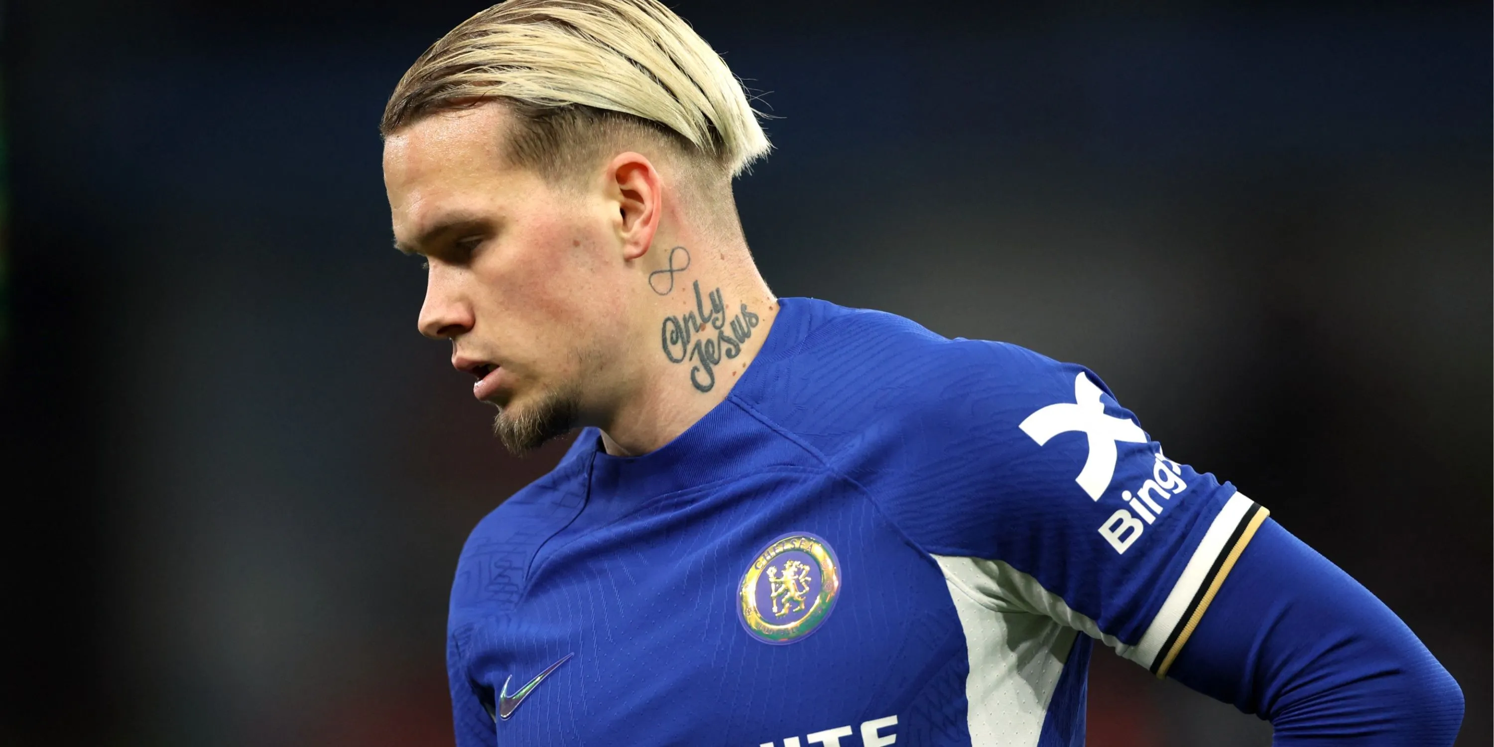 Mykhailo Mudryk đi bóng trong màu áo Chelsea