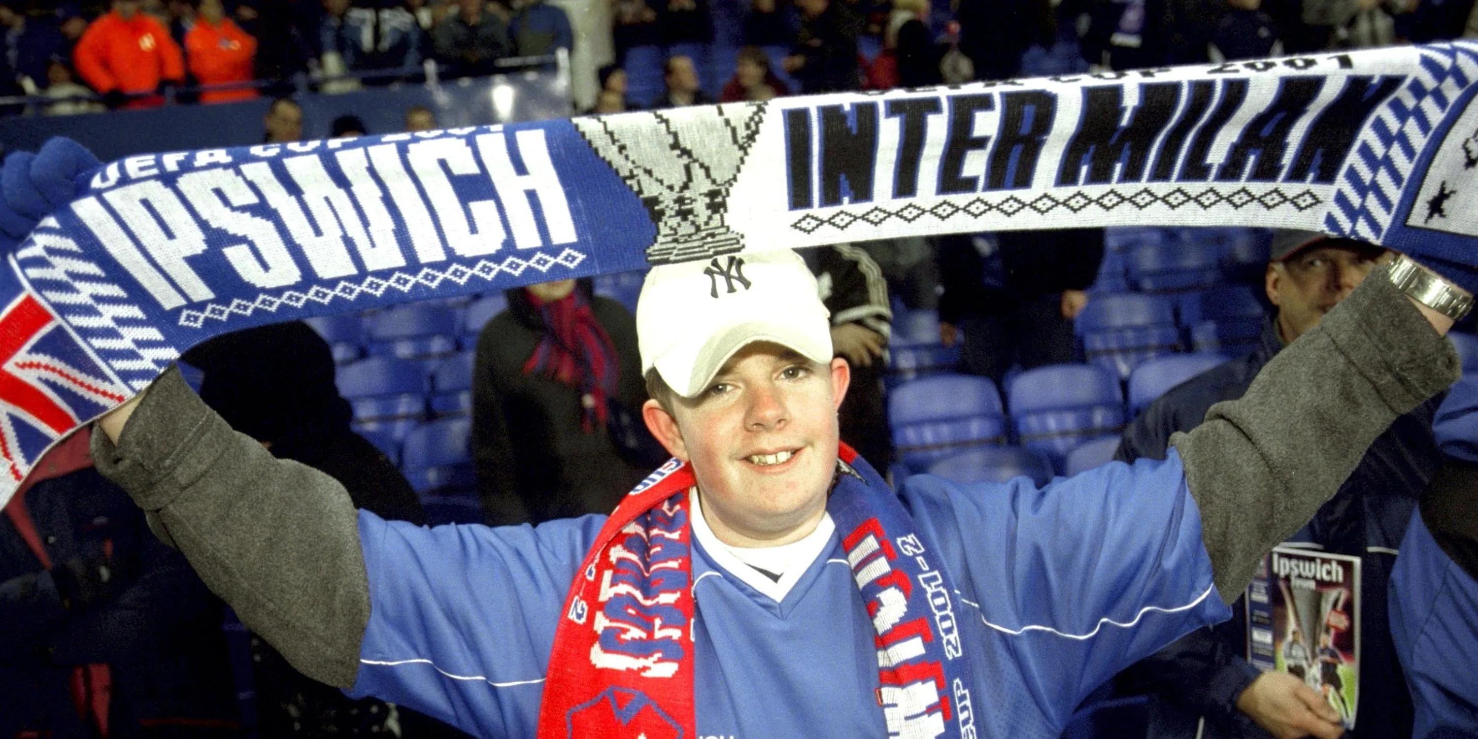 Người hâm mộ Ipswich Town ăn mừng chức vô địch Cúp UEFA