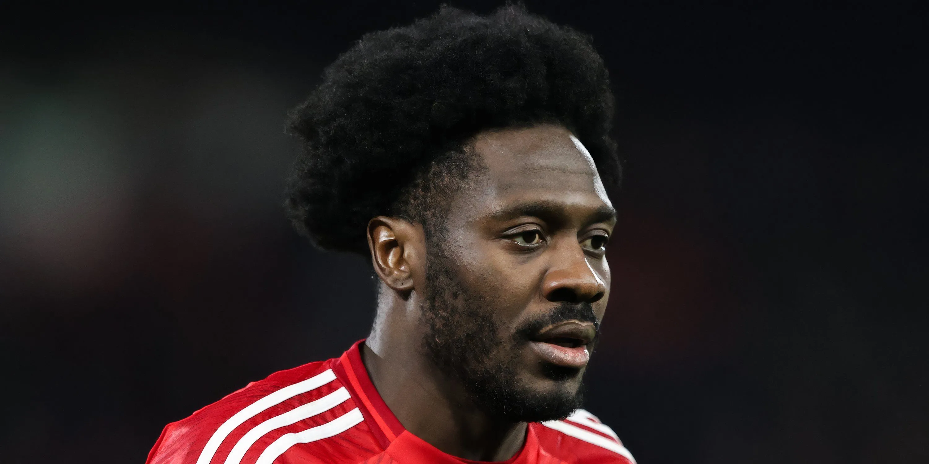 Ola Aina thi đấu cho Nottingham Forest tại Ngoại hạng Anh