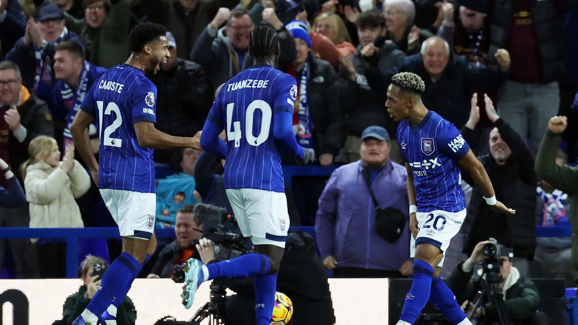 Omari Hutchinson ăn mừng bàn thắng cho Ipswich Town trong trận đấu với Manchester United.