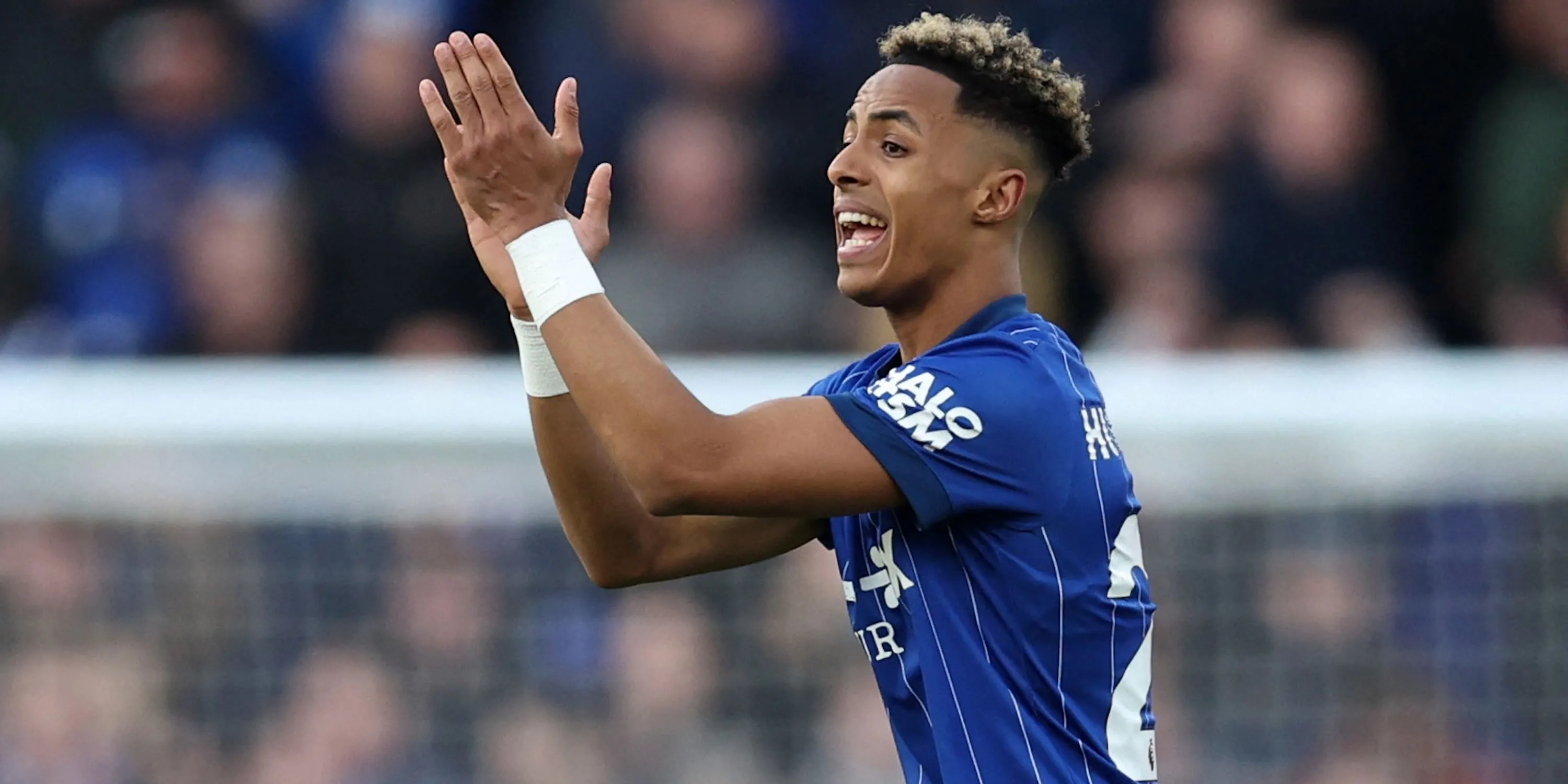 Omari Hutchinson thể hiện sự thất vọng trong màu áo Ipswich Town tại Ngoại hạng Anh