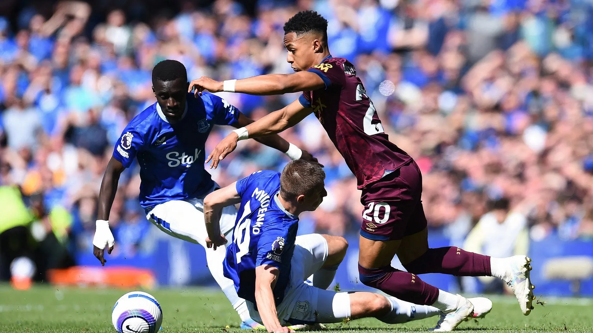 Omari Hutchinson thi đấu cho Ipswich Town trong trận gặp Everton tại Premier League.